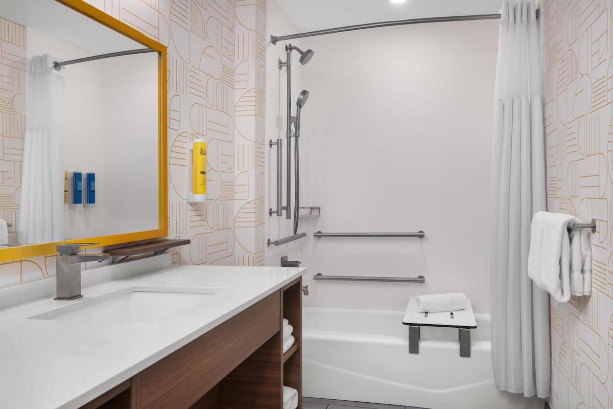 Hydromassage showerhead, eco-friendly toiletries, hair dryer, towels