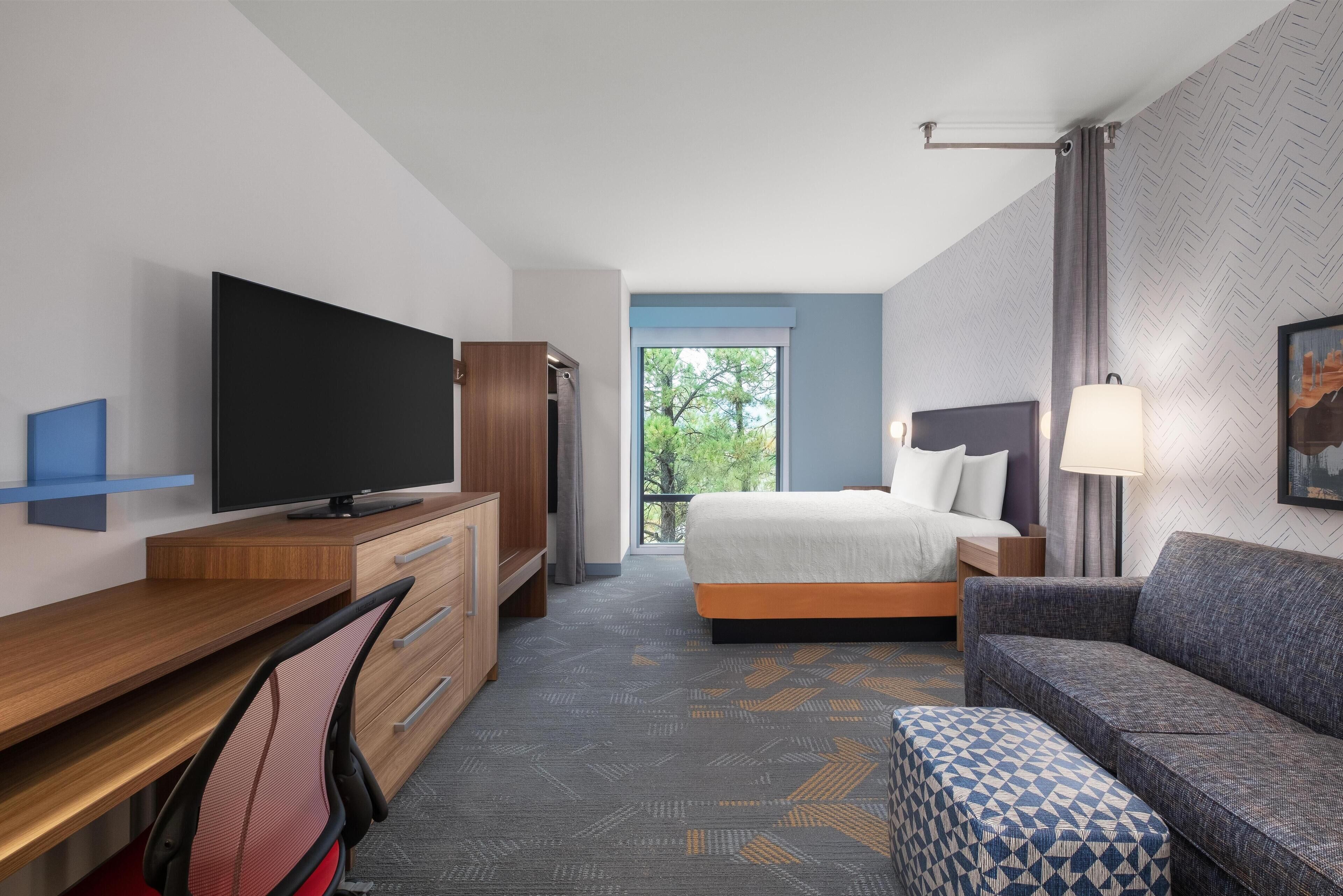 Hypoallergeen beddengoed, een bureau, een laptopwerkplek