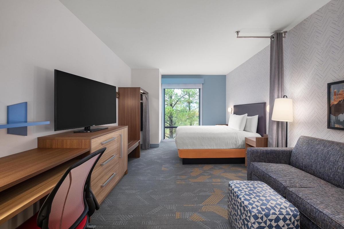 Hypoallergeen beddengoed, een bureau, een laptopwerkplek