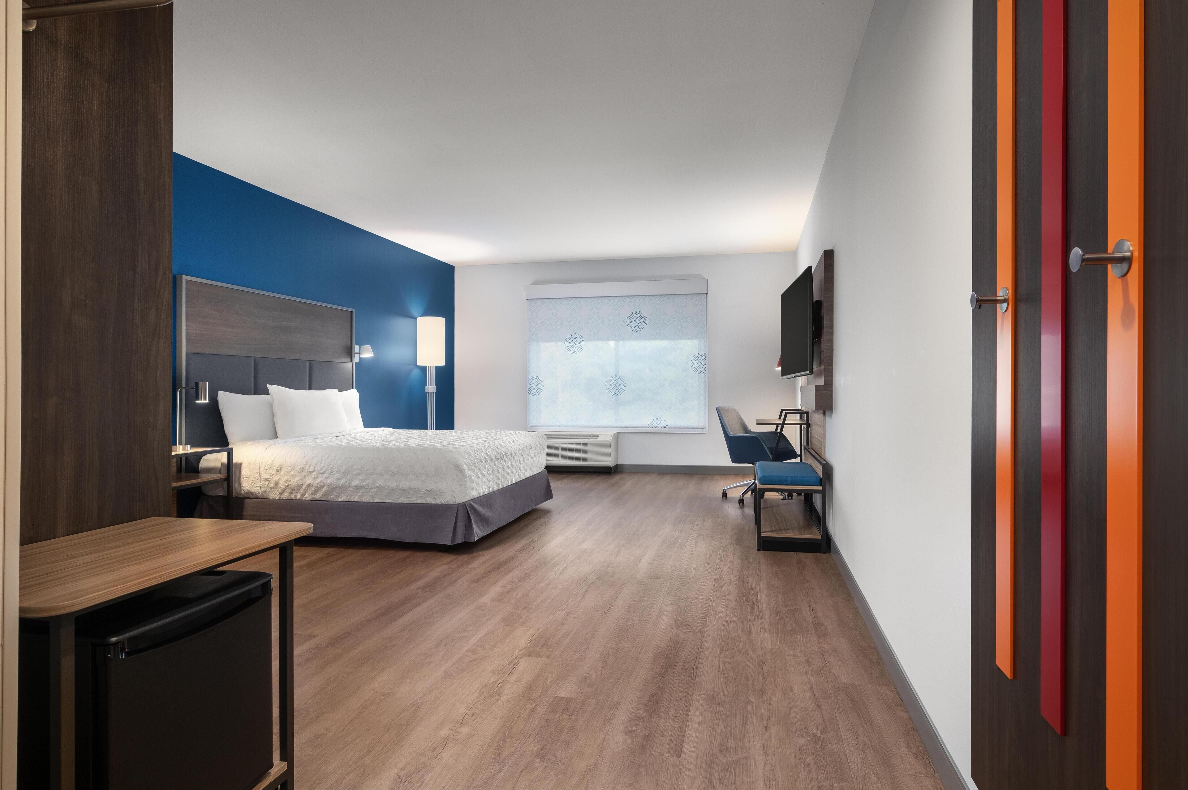 Allergitestade sängkläder, skrivbord och arbetsyta för laptop