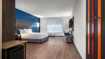 Allergitestade sÀngklÀder, skrivbord och arbetsyta för laptop