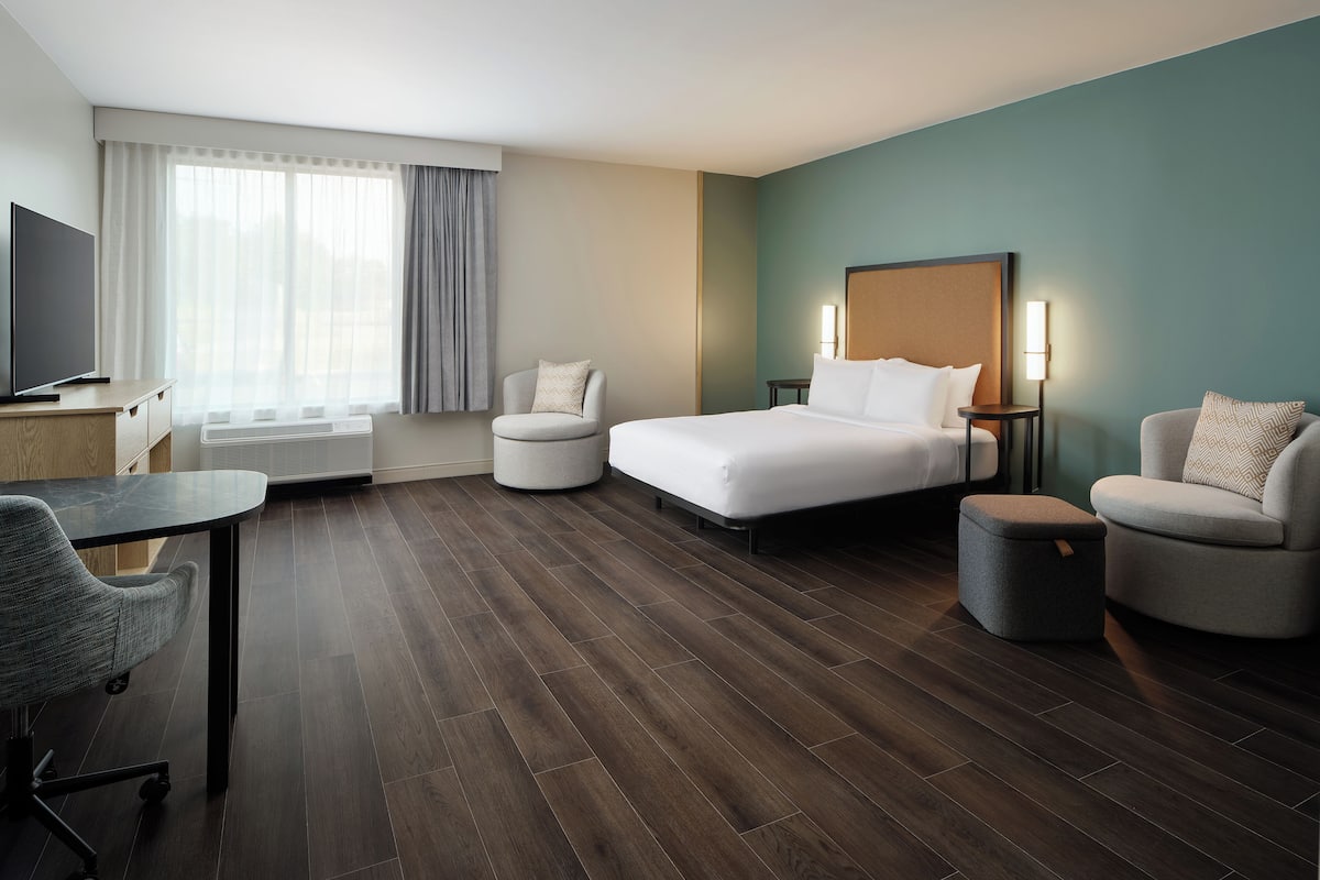 Studio, 1 Queen Bed, Accessible (Mobility, Hearing, Roll-In Shower) | Free WiFi, bed sheets