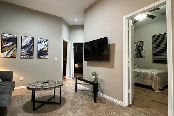 Smart TV y chimenea 