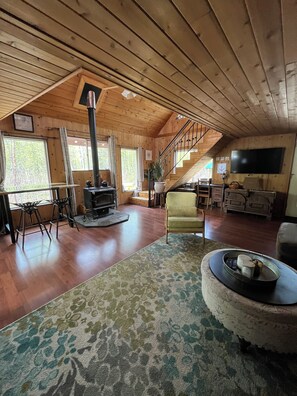 Smart TV, fireplace, computer monitors - Charming loft cabin just 7 minutes from downtown (Talkeetna)