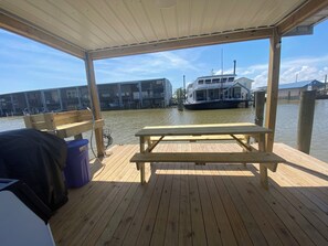 Outdoor dining - Blue crab house boat,Wi-Fi,Ice machine,sleeps 8,perfect place to fish🐠🎣🐟 (Venice)
