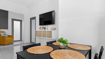 Family Apartment, City View | In-room dining