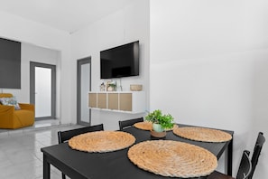 Apartemen Keluarga, pemandangan kota | Makan di kamar