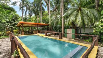 Hồ bơi ngoài trời