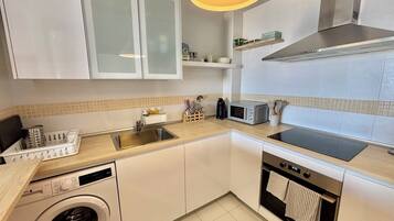 Geladeira, micro-ondas, fogão, cooktop