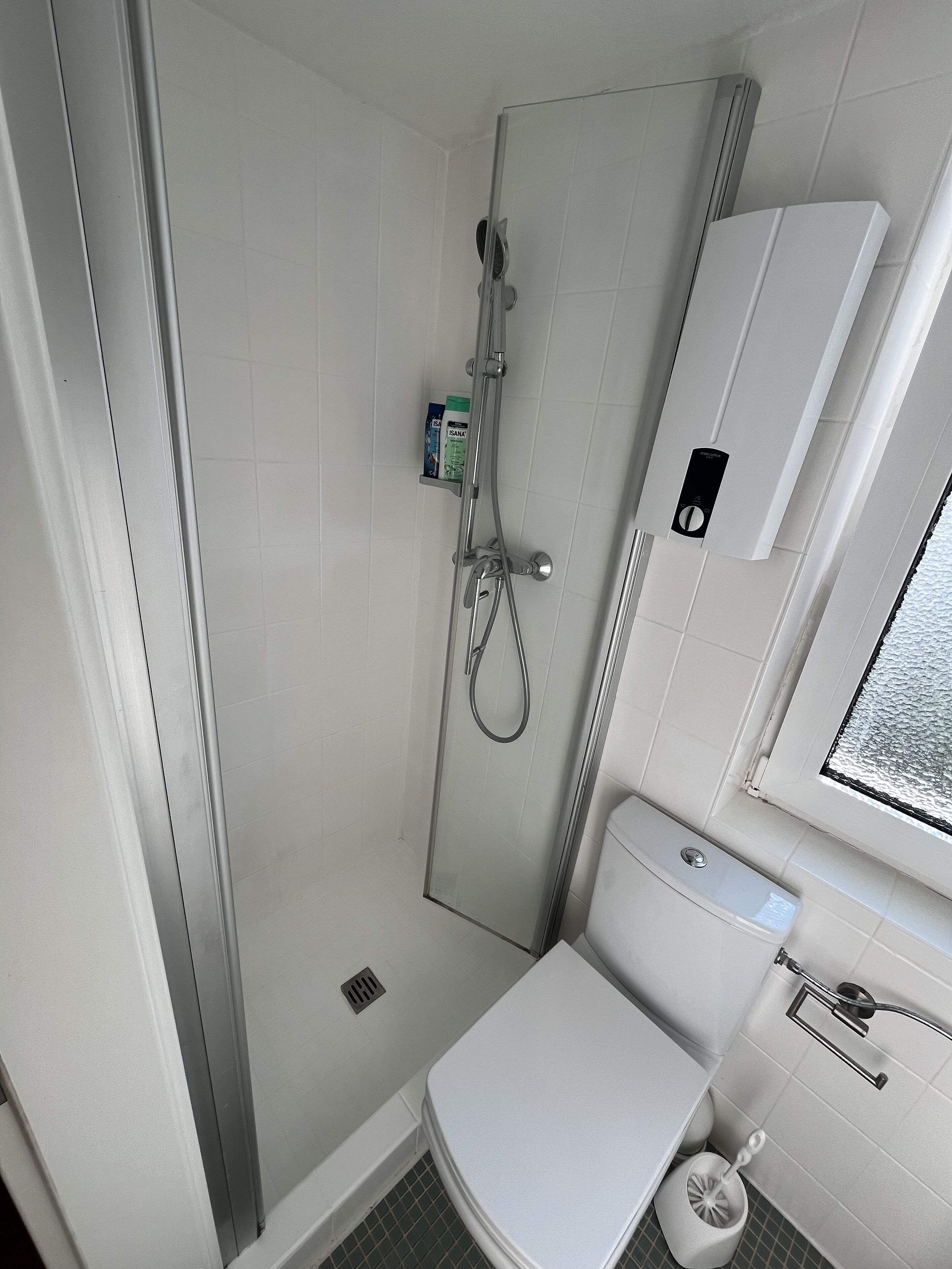 Dusche, Handtücher, Seife, Toilettenpapier
