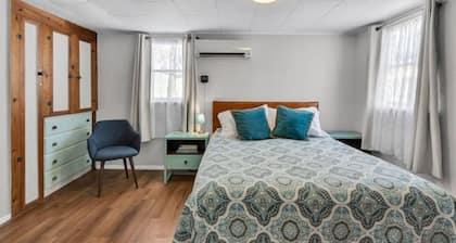 Claire’s Cottage - Cozy House in Nice, Quiet Neighborhood