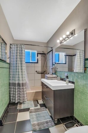 Shower, hair dryer, towels, soap - Harrison Park Hideaway ~ Dog friendly w. fee (Cañon City)