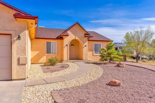 The Gathering Place: Quiet neighborhood, 5+ Bed/3 Bath home accommodates 12.