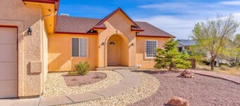 The Gathering Place: Quiet neighborhood, 5+ Bed/3 Bath home accommodates 12.