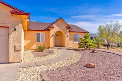 The Gathering Place: Quiet neighborhood, 5+ Bed/3 Bath home accommodates 12.