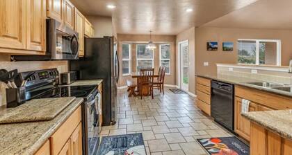 The Gathering Place: Quiet neighborhood, 5+ Bed/3 Bath home accommodates 12.