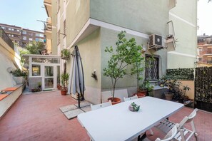 Outdoor dining - Art & Garden Gemelli Hospital - Metro A - Vatican (Roma)