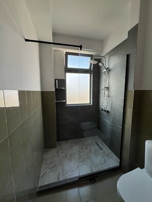 吹风机、坐浴桶、毛巾、肥皂