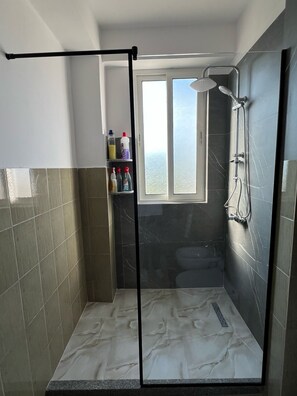Een haardroger, een bidet, handdoeken, zeep