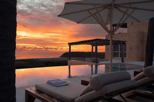 Luxury Villa: Beachfront & Premium Services