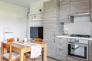 Microwave, oven, dishwasher, paper towels