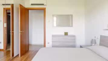 1 camera, una cassaforte in camera, una scrivania, ferro/asse da stiro