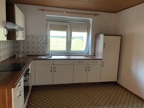 Een koelkast, een oven, een kookplaat, een koffiezetapparaat/waterkoker