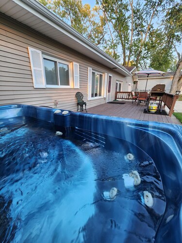 Paradise House - Beautiful 3 bedroom house nestled in a quiet cove on Lake Shafer! Offers 1000 sq ft of living space and will sleep 9. An additional Party Den is available to add-on, featuring a bar area and additional sleeping for 3. Located at Para