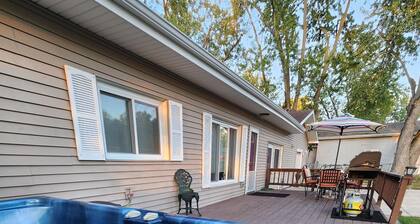 Paradise House - Beautiful 3 bedroom house nestled in a quiet cove on Lake Shafer! Offers 1000 sq ft of living space and will sleep 9. An additional Party Den is available to add-on, featuring a bar area and additional sleeping for 3. Located at Para