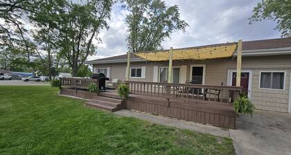 Paradise House - Beautiful 3 bedroom house nestled in a quiet cove on Lake Shafer! Offers 1000 sq ft of living space and will sleep 9. An additional Party Den is available to add-on, featuring a bar area and additional sleeping for 3. Located at Para