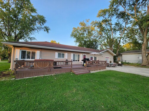 Paradise House-Beautiful 3 bedroom house nestled in a quiet cove on Lake Shafer!