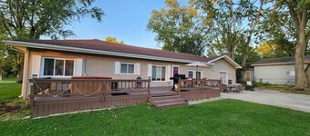 Paradise House-Beautiful 3 bedroom house nestled in a quiet cove on Lake Shafer!