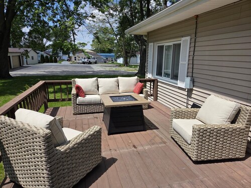 Paradise House - Beautiful 3 bedroom house nestled in a quiet cove on Lake Shafer! Offers 1000 sq ft of living space and will sleep 9. An additional Party Den is available to add-on, featuring a bar area and additional sleeping for 3. Located at Para