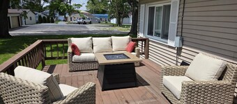 Paradise House - Beautiful 3 bedroom house nestled in a quiet cove on Lake Shafer! Offers 1000 sq ft of living space and will sleep 9. An additional Party Den is available to add-on, featuring a bar area and additional sleeping for 3. Located at Para