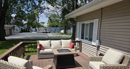 Paradise House - Beautiful 3 bedroom house nestled in a quiet cove on Lake Shafer! Offers 1000 sq ft of living space and will sleep 9. An additional Party Den is available to add-on, featuring a bar area and additional sleeping for 3. Located at Para