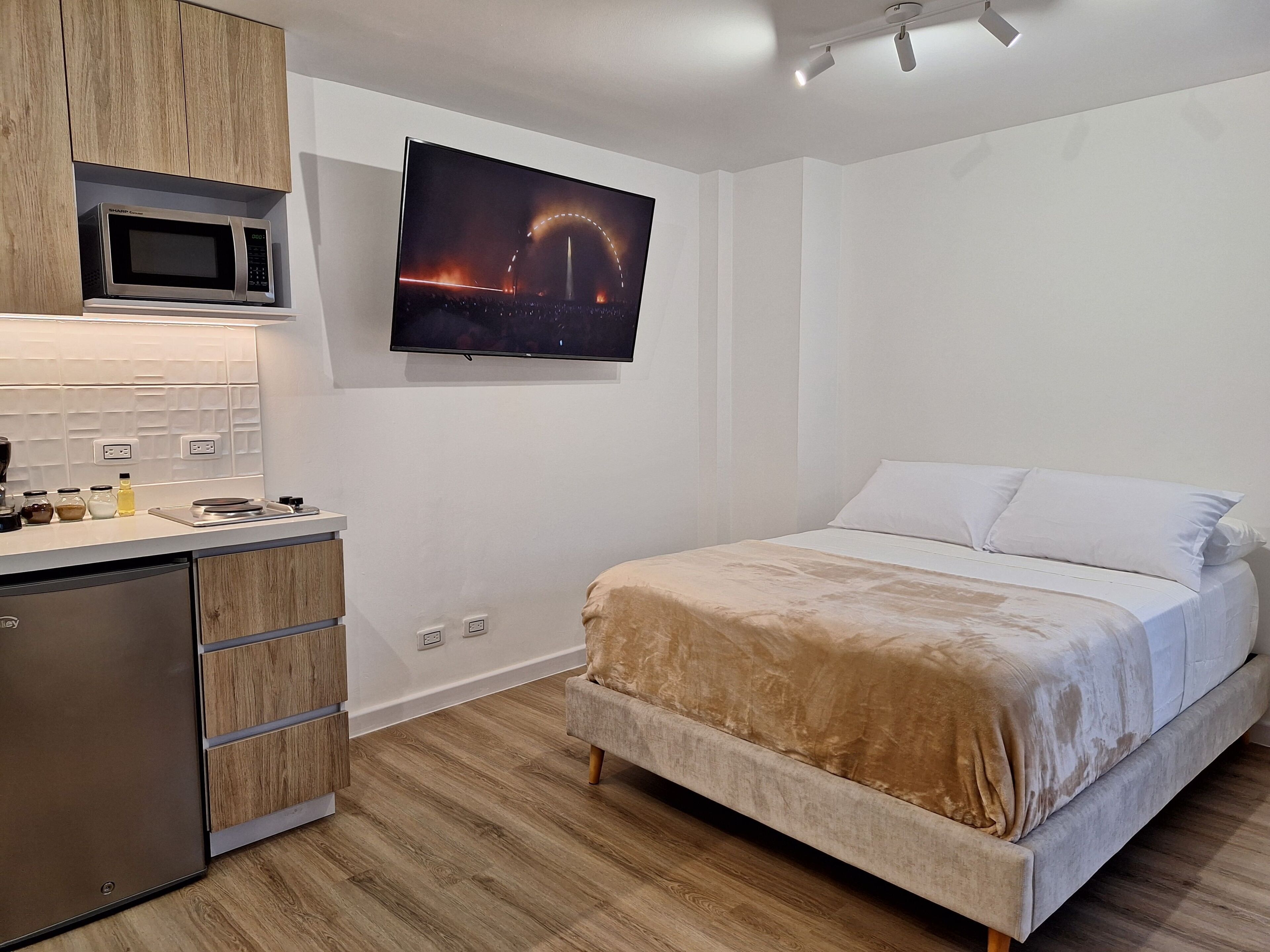 Ofrecemos 2  Habitaciones Tipo Estudio  + Jacuzzi 302 & 303 | Safe på rommet, skrivebord, blendingsgardiner og sengetøy