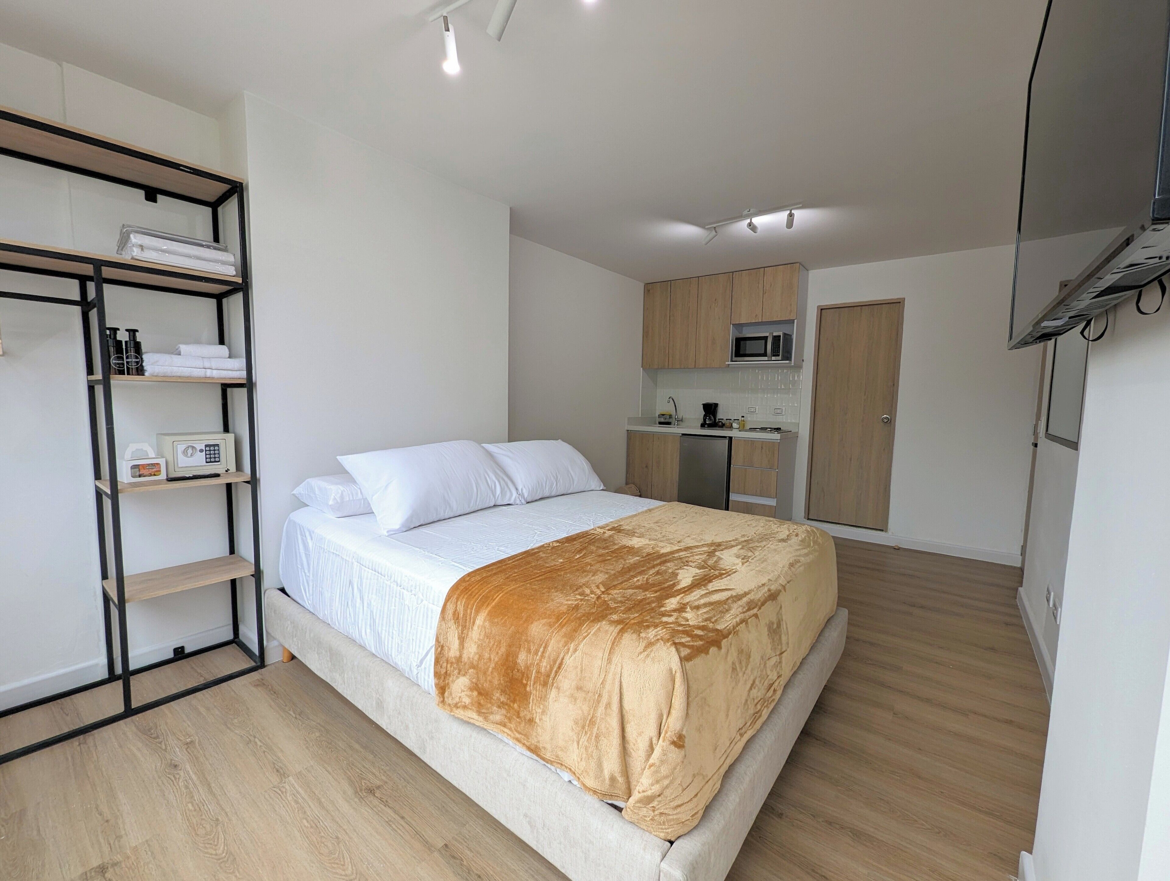 2 Studios in Laureles A/C- 402 & 403 | Safe på rommet, skrivebord, blendingsgardiner og sengetøy