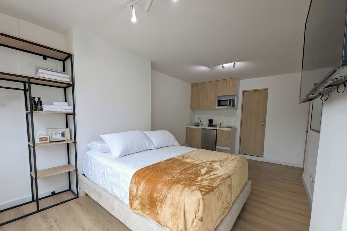 2 Studios in Laureles A/C- 402 & 403 | Tallelokero huoneessa, työpöytä, pimennysverhot, vuodevaatteet