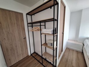 In-room safe, desk, blackout drapes, bed sheets - CAVE (MedellÃn)