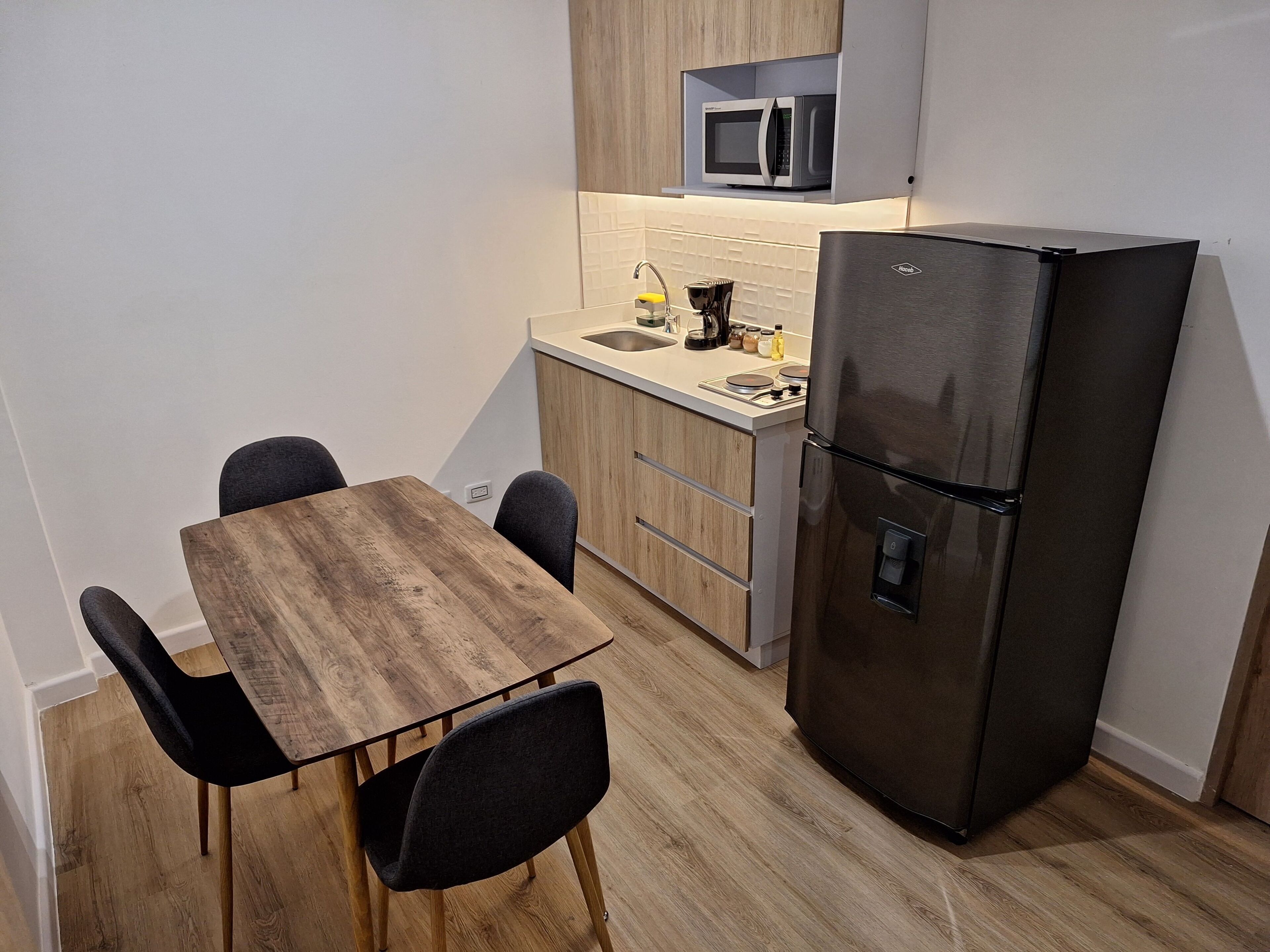 Apartamento Laureles | Jacuzzi, BBQ, A/C | 2 Hab - 501 | Eget tekjøkken | Minikjøleskap og mikrobølgeovn