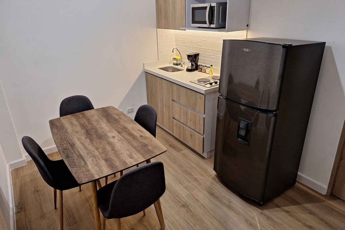 Apartamento Laureles | Jacuzzi, BBQ, A/C | 2 Hab - 501 | Yksityinen keittonurkkaus | Minijääkaappi, mikroaaltouuni
