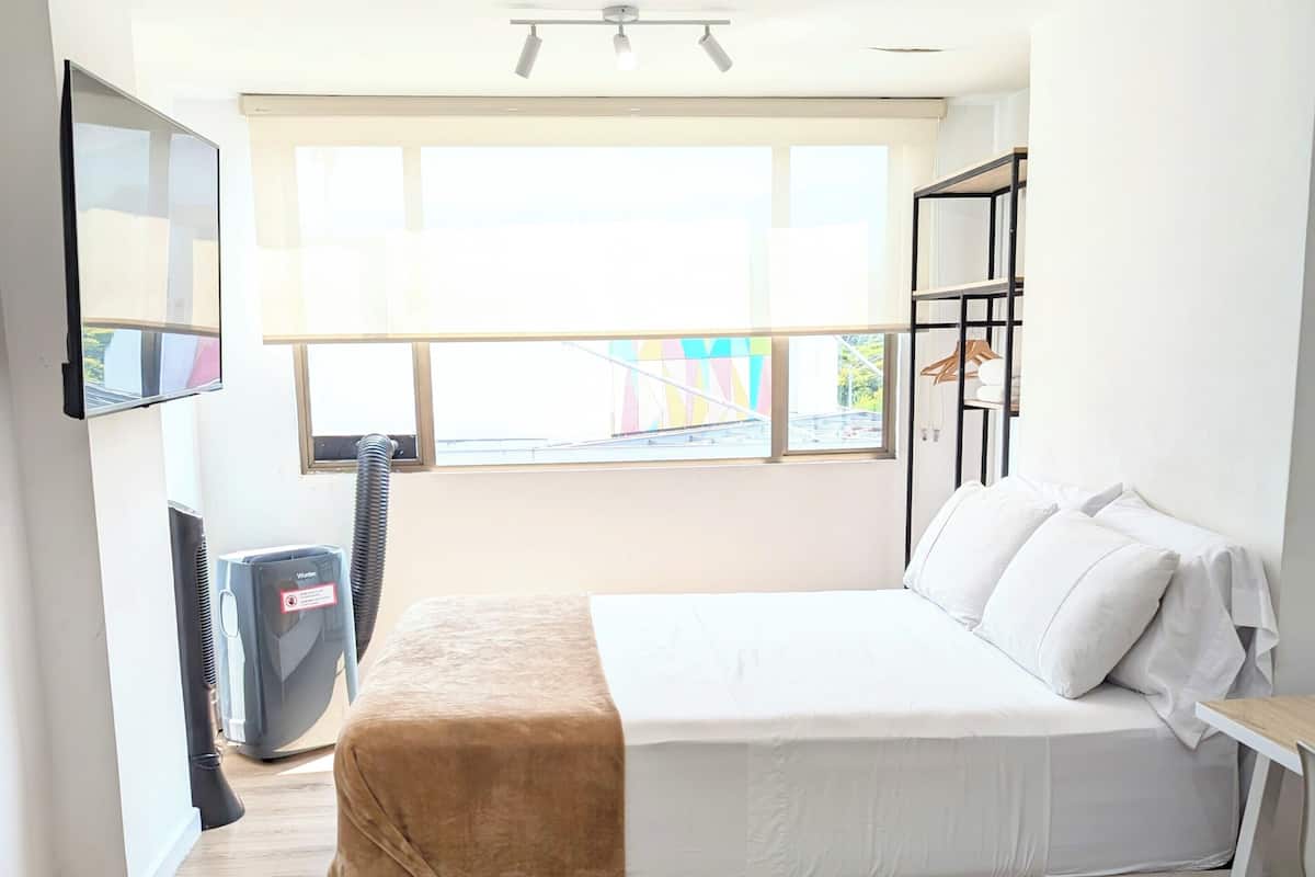 Caja fuerte, escritorio, cortinas opacas y ropa de cama