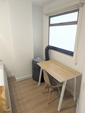 In-room safe, desk, blackout drapes, bed sheets - CAVE (Medellín)