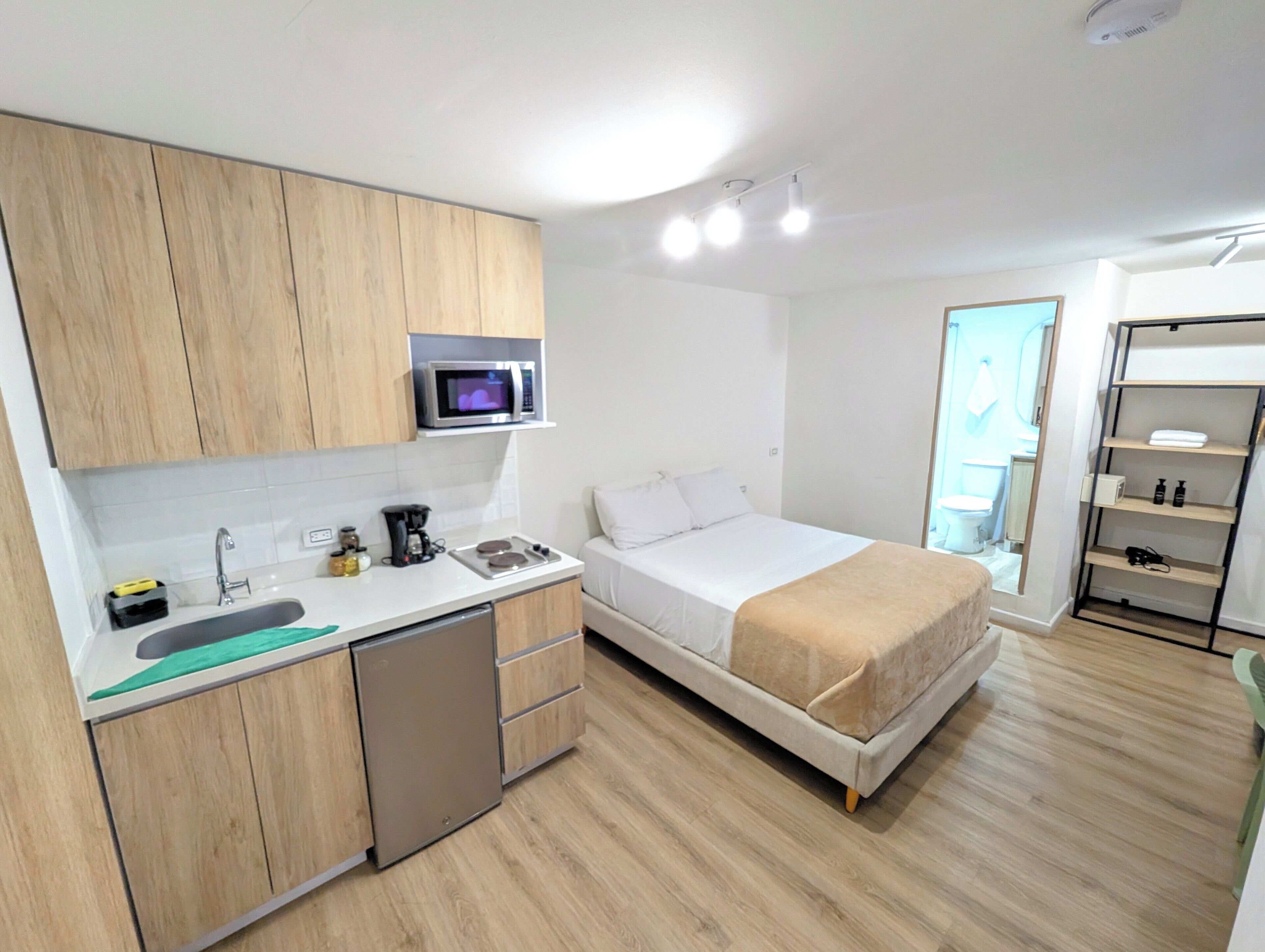 2 Estudios Privados con Jacuzzi y A/C | Laureles 202 & 203 | Safe på rommet, skrivebord, blendingsgardiner og sengetøy