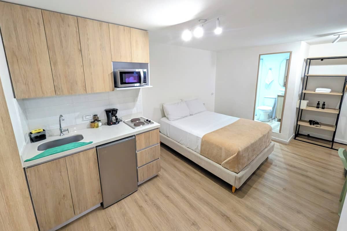2 Estudios Privados con Jacuzzi y A/C | Laureles 202 & 203 | Tallelokero huoneessa, työpöytä, pimennysverhot, vuodevaatteet