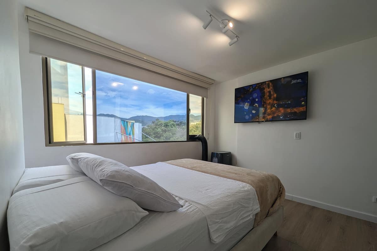 Caja fuerte, escritorio, cortinas opacas y ropa de cama