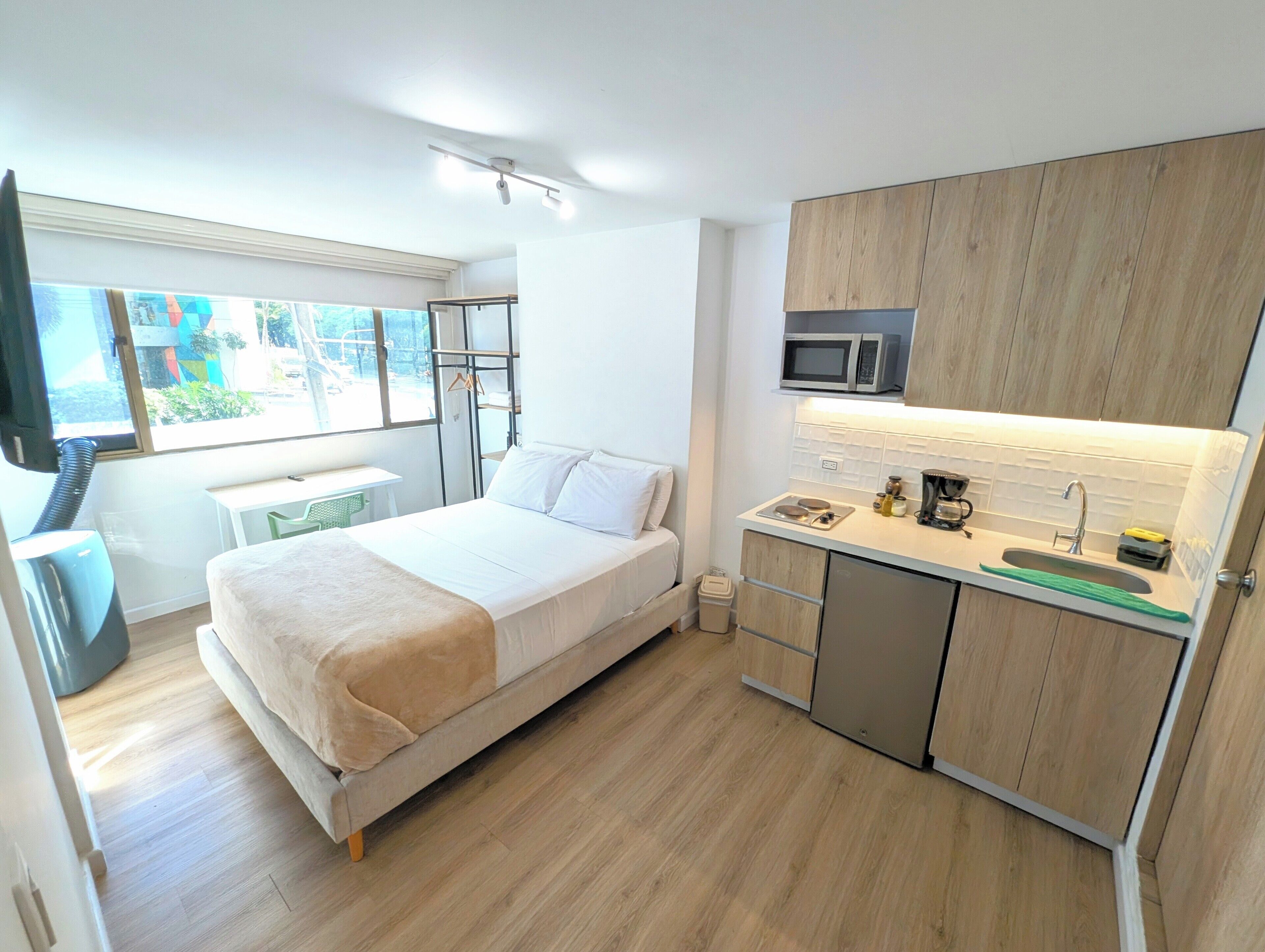  Estudio Moderno con Jacuzzi & Terraza | Laureles - 203 | In-room safe, desk, blackout drapes, bed sheets