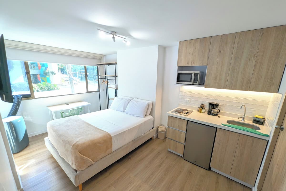  Estudio Moderno con Jacuzzi & Terraza | Laureles - 203 | In-room safe, desk, blackout drapes, bed sheets