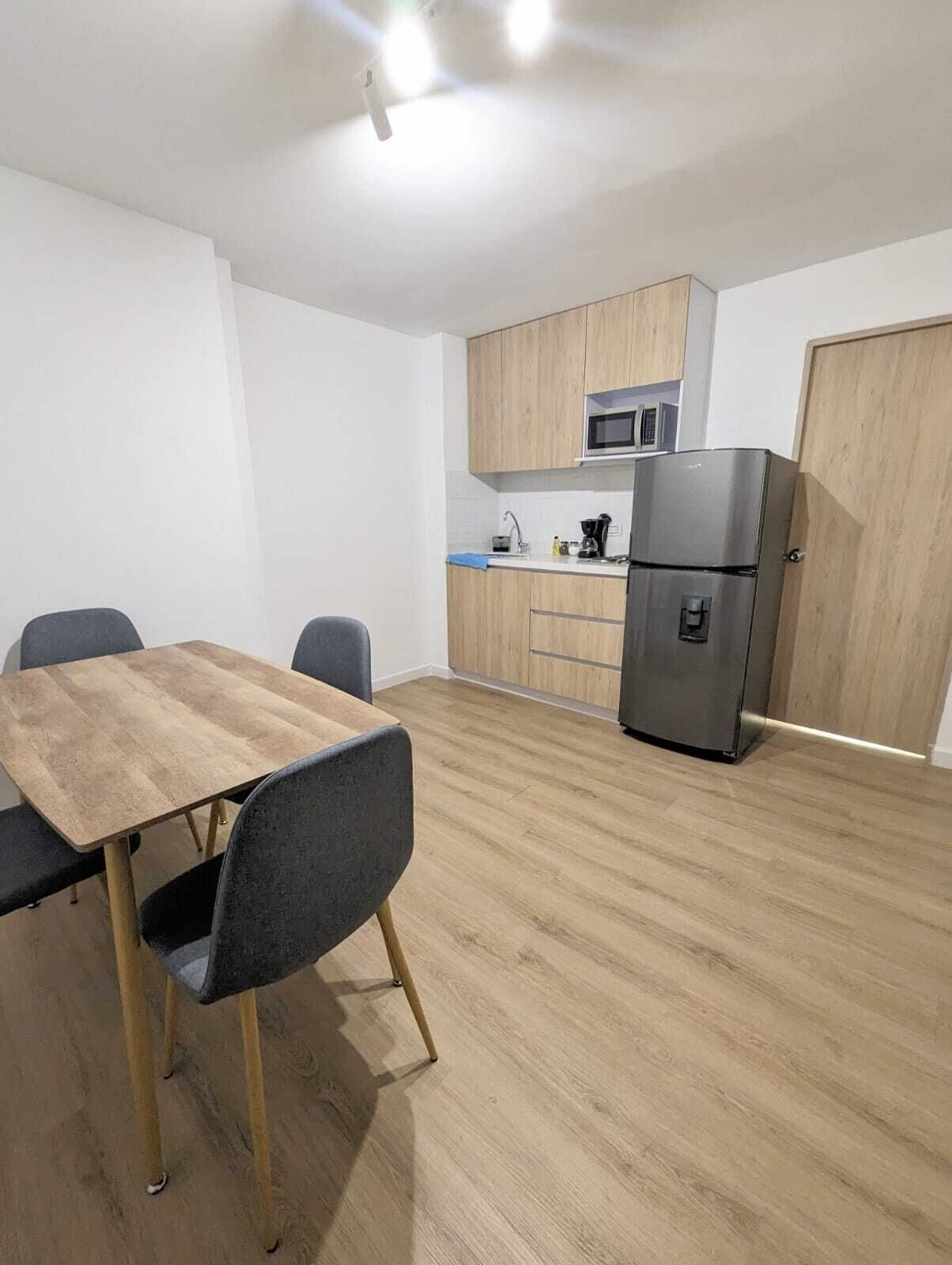 Estudio en Laureles cerca a la 70  con A/C-201 | Eget tekjøkken | Minikjøleskap og mikrobølgeovn