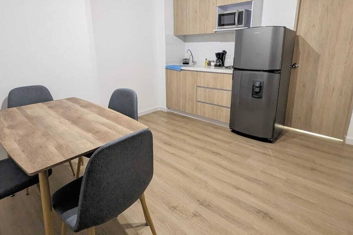 Estudio en Laureles cerca a la 70  con A/C-201 | Private kitchenette | Mini-fridge, microwave